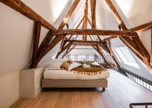 Postelja oz. postelje v sobi nastanitve City-view loft with beams mezzanine and high ceiling