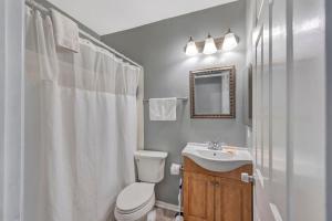 A bathroom at Breathtaking Unit in Shaw - 4 Queen beds 1W