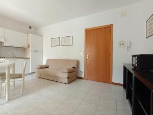 ein Wohnzimmer mit einem Stuhl und eine Küche in der Unterkunft Nelly_house in Tortoreto Lido