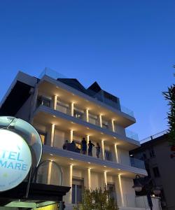 un gruppo di persone sul balcone di un edificio di Hotel Miramare Chioggia Sottomarina con PISCINA a Sottomarina