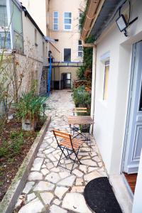 een bank en een tafel op een loopbrug naast een gebouw bij Eiffel Tour Cosy Oliver in Parijs