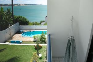 vistas a la piscina desde el balcón de una casa en Hotel Pousada Estacao Do Sol Natal, en Natal
