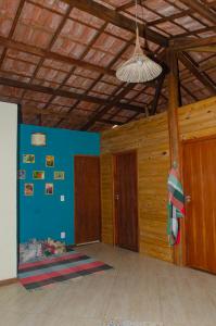 an empty room with a blue wall and wooden ceilings at Sitio recanto da natureza in Serra Grande