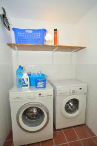 una lavanderia con lavatrice di One bedroom appartement with terrace and wifi at San Cristobal de La Laguna a La Laguna