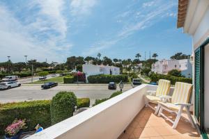 d'un balcon avec deux chaises et une vue sur la rue. dans l'établissement Mng Elliott50, à Vale do Lobo