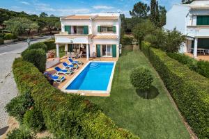 - une vue aérienne sur une maison avec une piscine dans l'établissement Mng Elliott50, à Vale do Lobo
