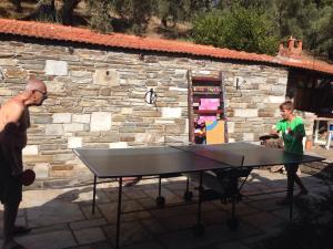 un hombre y un niño jugando al ping pong en Olive Grove House, en Argalasti