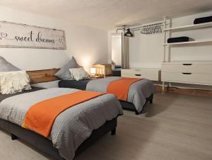 een slaapkamer met 2 bedden en een dressoir bij Storchennest in Neuried