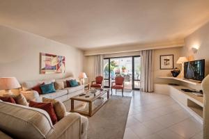 a living room with a couch and a tv at Mng Elliott25 in Vale do Lobo