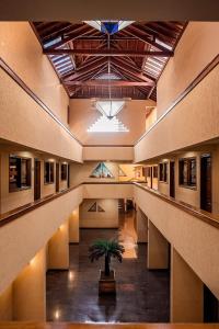 un couloir dans un bâtiment doté d'une plante en pot dans l'établissement Sakr Hotel, à Penápolis