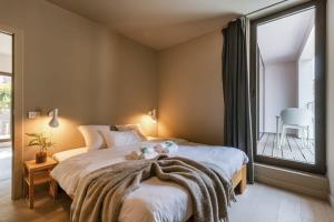 um quarto com uma cama com dois ursinhos de peluche em Bonrepo Room 102 em Bruges