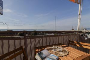 Una mesa en un balcón con vista al mar. en 186 - Casa Aureliana VISTA MARE a Lavagna 100 metri dal Mare e spiaggia - PARCHEGGIO GRATIS INCLUSO, en Lavagna 13 fotos más
