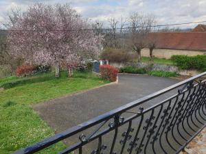 uma vista para uma entrada a partir de uma varanda com uma cerca em Chambre au calme avec cuisine équipée sur demande en supplément em Figeac