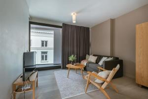 - un salon avec un canapé et une table dans l'établissement Bonrepo Room 103, à Bruges