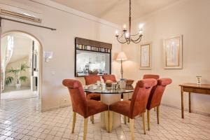 een eetkamer met een tafel en stoelen bij Mng Elliott37 in Vale do Lobo