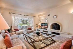 een woonkamer met een bank en een tafel bij Mng Elliott37 in Vale do Lobo