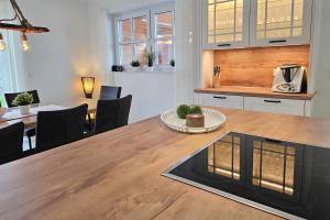uma cozinha e sala de jantar com uma mesa de madeira em Ferienhaus "Emilia" em Rerik