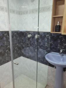 een badkamer met een douche en een wastafel bij The Emerald, Medellin in Medellín