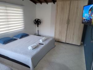 een slaapkamer met een bed met twee handdoeken erop bij The Emerald, Medellin in Medellín