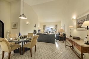 a living room with a table and a couch at Mng Elliott42 in Vale do Lobo