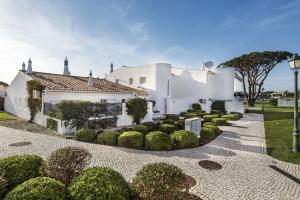 a white house with a row of bushes at Mng Elliott42 in Vale do Lobo