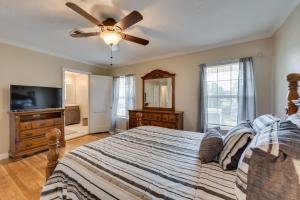 a bedroom with a bed and a ceiling fan at Cozy Lake Charles Apartment 2 Mi to Downtown in Lake Charles