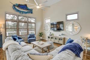 ein Wohnzimmer mit 2 Sofas und einem TV in der Unterkunft Hot Springs Lakefront Home with Dock and Water Views! in Hot Springs
