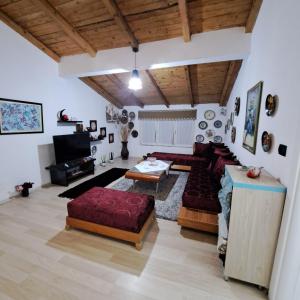 ein Wohnzimmer mit roten Sofas und einem Sofa in der Unterkunft The house of dreams in Shkodra