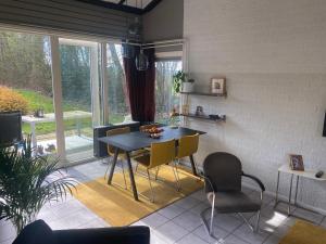 een eetkamer met een tafel en stoelen bij Zuid Limburg Huisje Josefien in Simpelveld