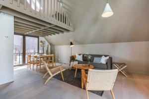een woonkamer met een bank en een tafel bij Bonrepo Room 104 in Brugge