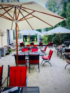 希斯利茲的住宿－伯班克樂妮城堡酒店，一组桌子和椅子,放在伞下