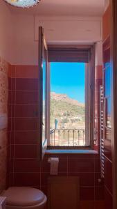 Villagrande StrisailiにあるB&B Aria Onaのバスルーム(トイレ付)、景色を望む窓が備わります。