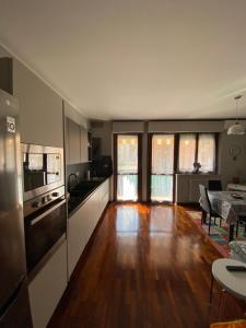 a kitchen with a hard wood floor and a table at Inalpi Arena stadio olimpico private parking 15 minuti dal centro in Turin