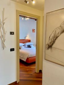 a bedroom with a bed and a mirror at Miami in Venice in Venice
