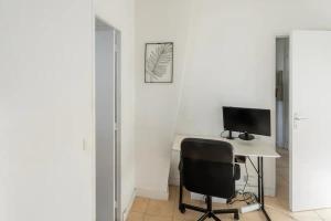 a desk with a computer and a chair in a room at Charmant appartement pour 3 personnes à Bagneux in Bagneux