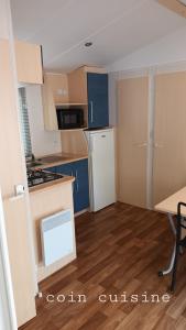 Kuchnia lub aneks kuchenny w obiekcie Mobil Home proche EUROPA PARK/RULANTICA