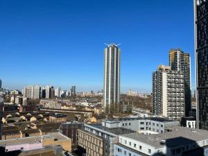 uitzicht op een stad met hoge gebouwen bij Luxury 2B2B in central London in Londen