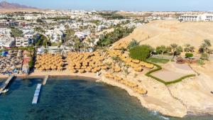 uma vista aérea de uma praia com um resort em Swissôtel Sharm El Sheikh All Inclusive Collection em Sharm el Sheikh