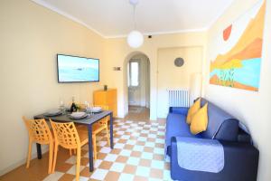 DA MEGGY في ستريزا: غرفة معيشة مع طاولة وأريكة زرقاء