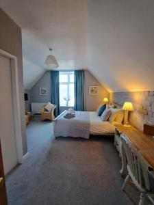 una camera con un grande letto e una finestra di Ashwood House Guest House a Harrogate