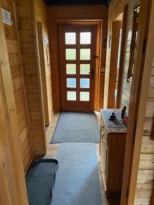einen Flur mit Tür in einer Holzhütte in der Unterkunft Blockhaus FerienZauber III in Bromskirchen