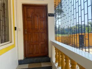 GoaSerenity Casa II的大楼一侧的木门