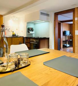 eine Küche mit einem Holztisch und einem Glastablett darauf in der Unterkunft Lovely & great equipped wooden Alp Chalet flat in Kandersteg