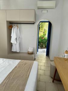sypialnia z łóżkiem i otwartymi drzwiami w obiekcie Agia Fotia Taverna w mieście Kerames