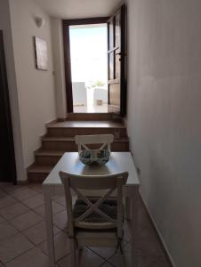 een tafel en een stoel in een kamer met een raam bij Antica Salina in Porto Clementino