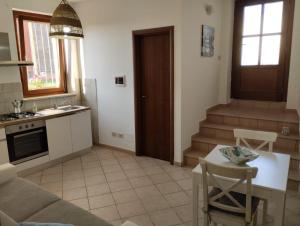 een woonkamer met een bank en een tafel bij Antica Salina in Porto Clementino