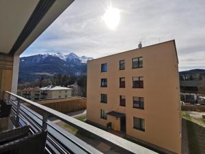 a balcony with a view of a building and mountains at Schöne Wohnung in Telfs für 5 Personen in Telfs