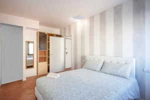 a bedroom with a bed and a striped wall at Bologna41 in Parma