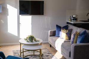 sala de estar con sofá y mesa en King Street Stay - SJA Stays - Luxury 2 Bed Apartment en Aberdeen