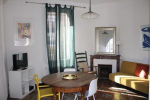 a living room with a table and a couch at Superbe appartement avec parking sur place in Nîmes